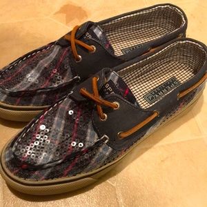 Women’s size 6 sperry boat shoes. Gently used and in great condition!